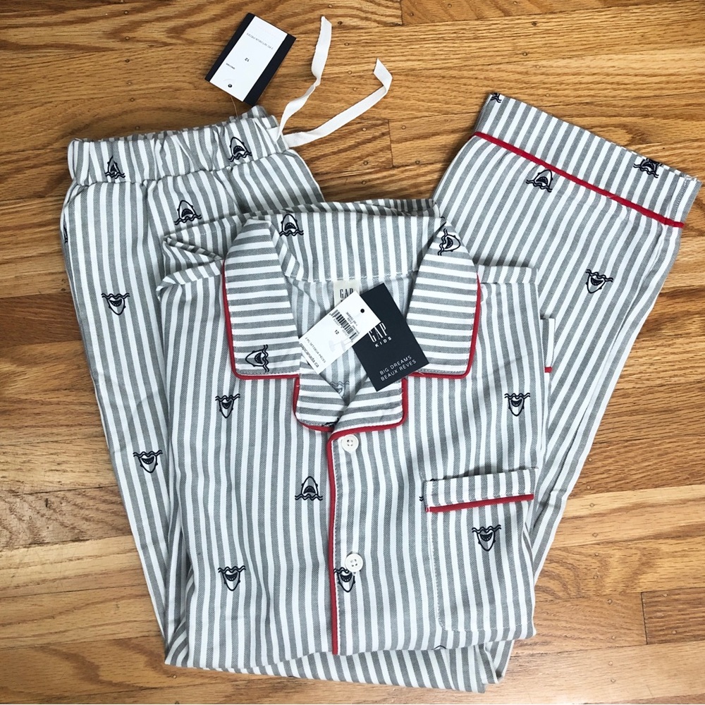 NWT New Gap Long Sleeves Button Front Two Piece Pyjamas Set Sharks Boys size 12